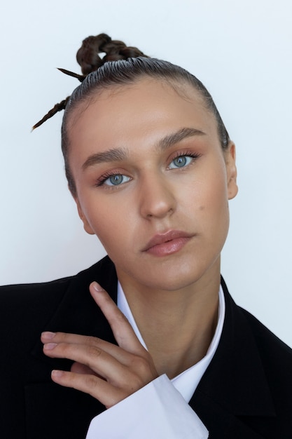 Photo gratuite belle femme avec une coiffure à la mode