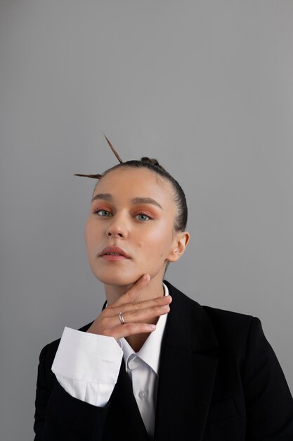 Belle femme avec une coiffure à la mode