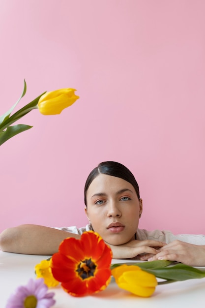 Photo gratuite belle femme avec une coiffure à la mode