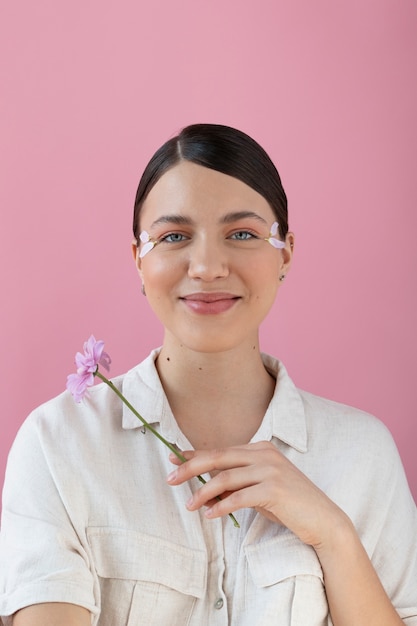 Belle femme avec une coiffure à la mode