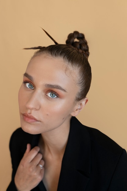 Photo gratuite belle femme avec une coiffure à la mode