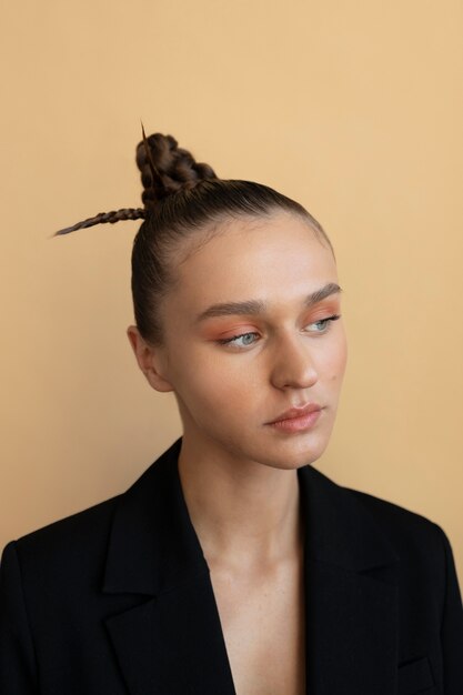 Belle femme avec une coiffure à la mode