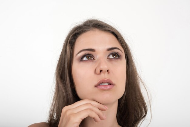 Belle femme avec un corps sain sur fond blanc