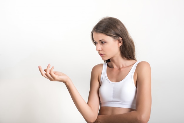 Belle femme avec un corps sain sur fond blanc