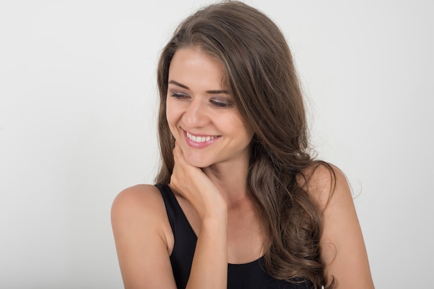 Belle femme avec un corps sain sur fond blanc