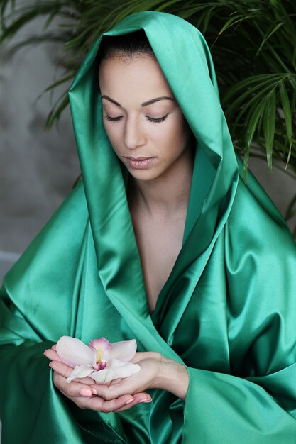 Belle femme avec costume indien traditionnel et fleur sur les mains