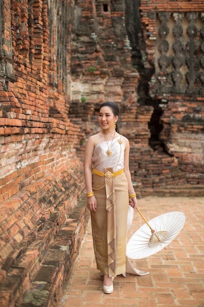 Belle femme en costume traditionnel ancien thaïlandais, portrait à l'ancien temple d'Ayutthaya