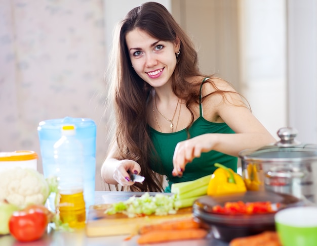 Photo gratuite belle femme coupe le céleri vert