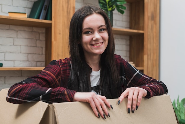 Photo gratuite belle femme dans une boîte en carton