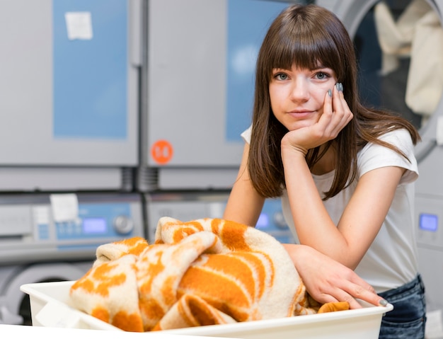 Belle femme dans la buanderie