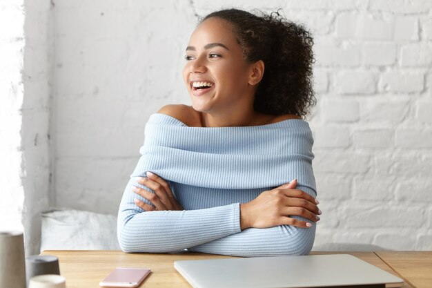 Belle femme dans un café avec ordinateur portable