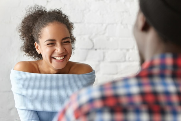 Belle femme dans un café avec petit ami