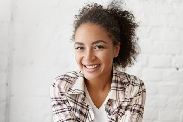 Belle femme dans un café