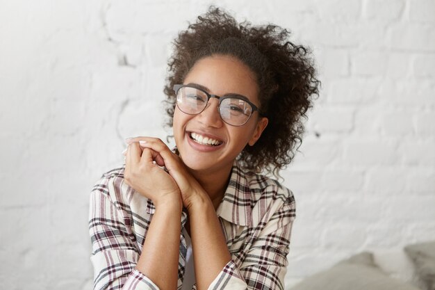 Belle femme dans un café