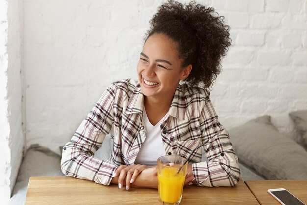 Photo gratuite belle femme dans un café