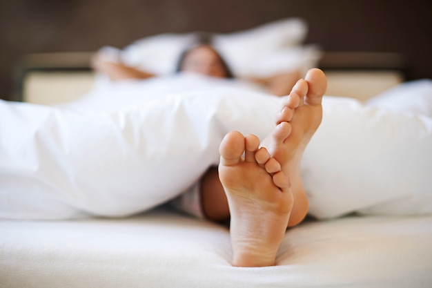 Belle femme dans la chambre