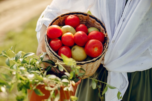 Belle femme dans un champ d'été