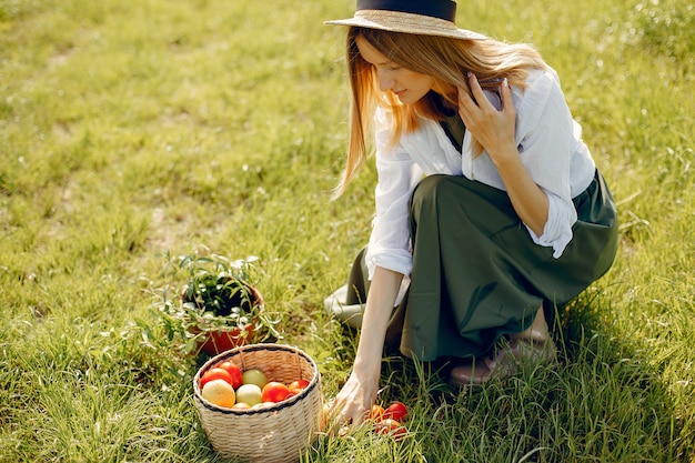 Belle femme dans un champ d'été