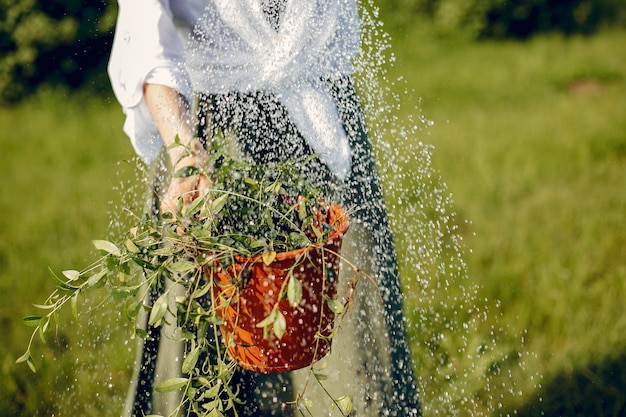 Belle femme dans un champ d'été