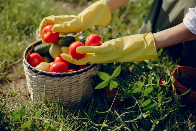 Belle femme dans un champ d'été