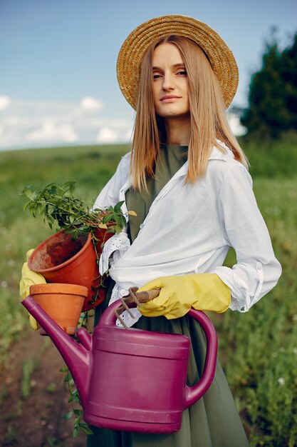 Belle femme dans un champ d'été