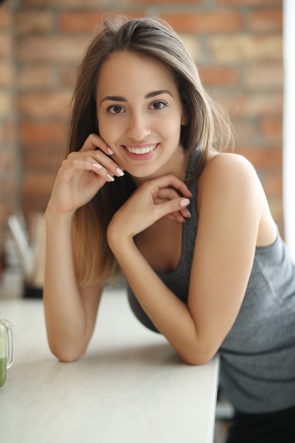 Belle femme dans la cuisine