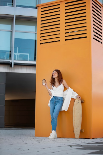 Photo gratuite belle femme dans un environnement urbain propre