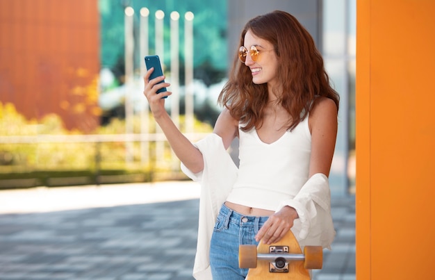 Belle femme dans un environnement urbain propre