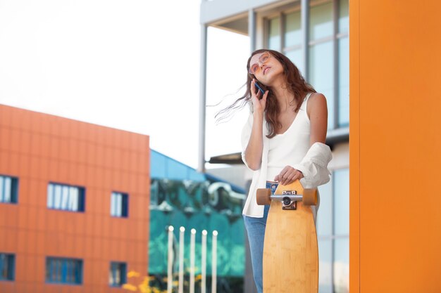 Belle femme dans un environnement urbain propre