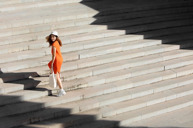 Belle femme dans un environnement urbain propre