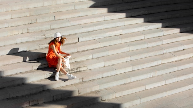 Photo gratuite belle femme dans un environnement urbain propre