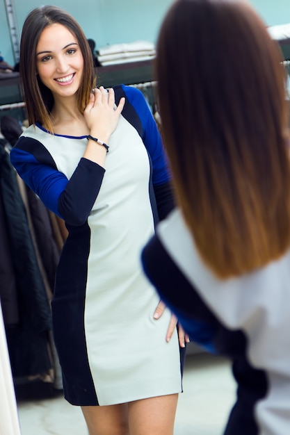 « Belle femme dans le miroir »