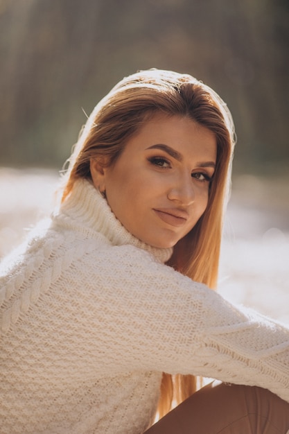 Belle femme dans un parc en automne