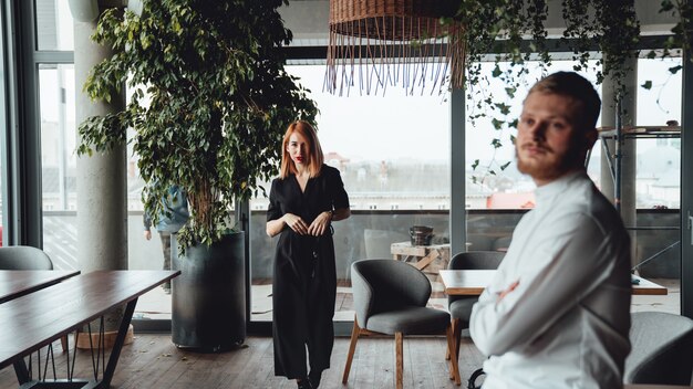 Belle femme dans une robe noire et un homme dans une chemise blanche.