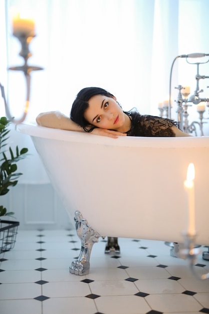 Belle femme dans la salle de bain