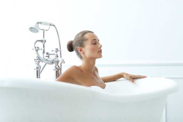 Belle femme dans une salle de bain