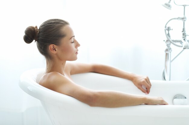 Belle femme dans une salle de bain