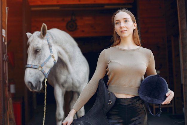 Belle femme debout avec un cheval