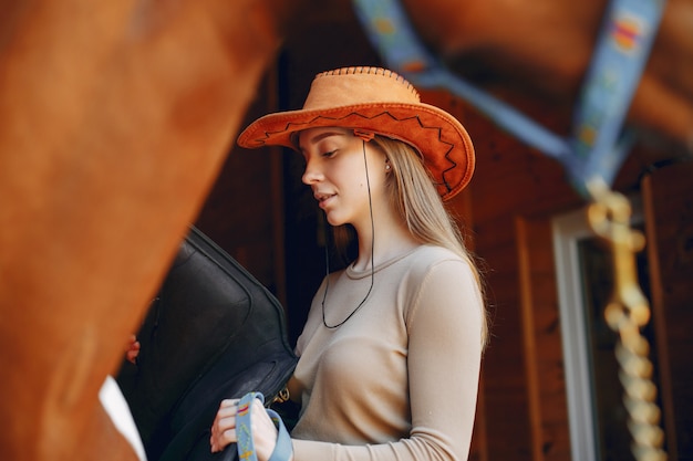 Belle femme debout avec un cheval