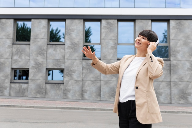 Belle femme debout dans un espace urbain propre