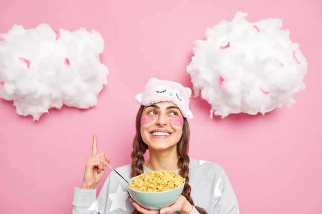 Belle femme avec deux nattes habillées en pyjama