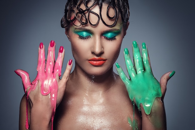 Photo gratuite belle femme avec du maquillage artistique