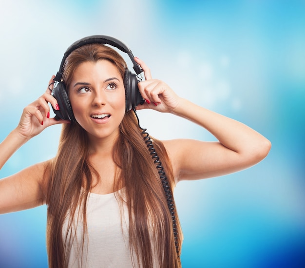 Belle femme écoutant de la musique dans les écouteurs.