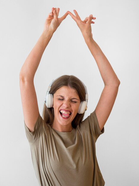 Belle femme écoutant de la musique