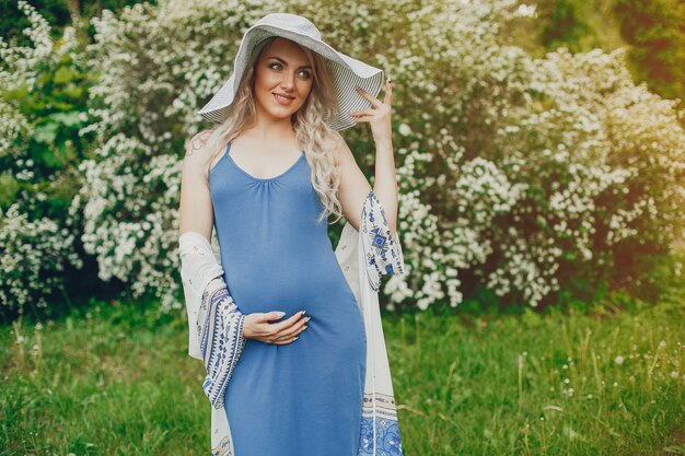 Belle femme enceinte dans un parc d&#39;été