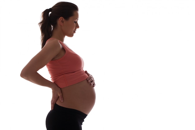 Belle femme enceinte isolée