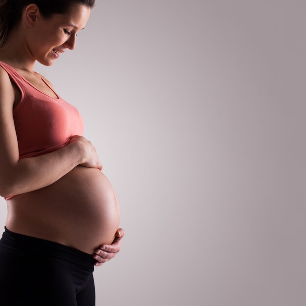 Belle femme enceinte isolée