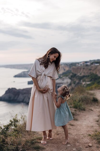 Belle femme enceinte en plein air