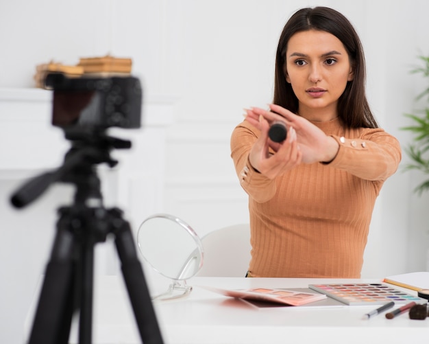 Photo gratuite belle femme enregistrement pour un vlog