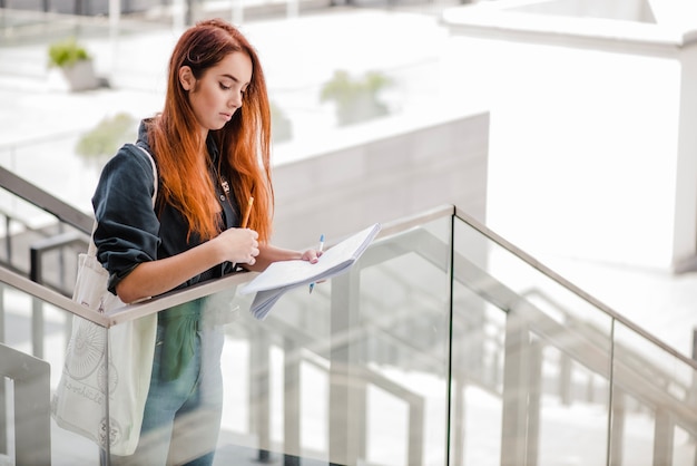 Belle femme sur les escaliers avec des papiers